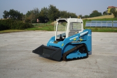Kompaktný šmykom riadený pásový nakladač CTL-40T